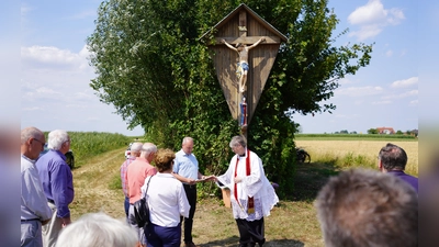 Pfarrer Norbert Götz segnet den Corpus Christi am Feldkreuz zum Irlhof. Bürgermeister Georg bocka spricht die Lesung. (Bild: Franz Völkl)