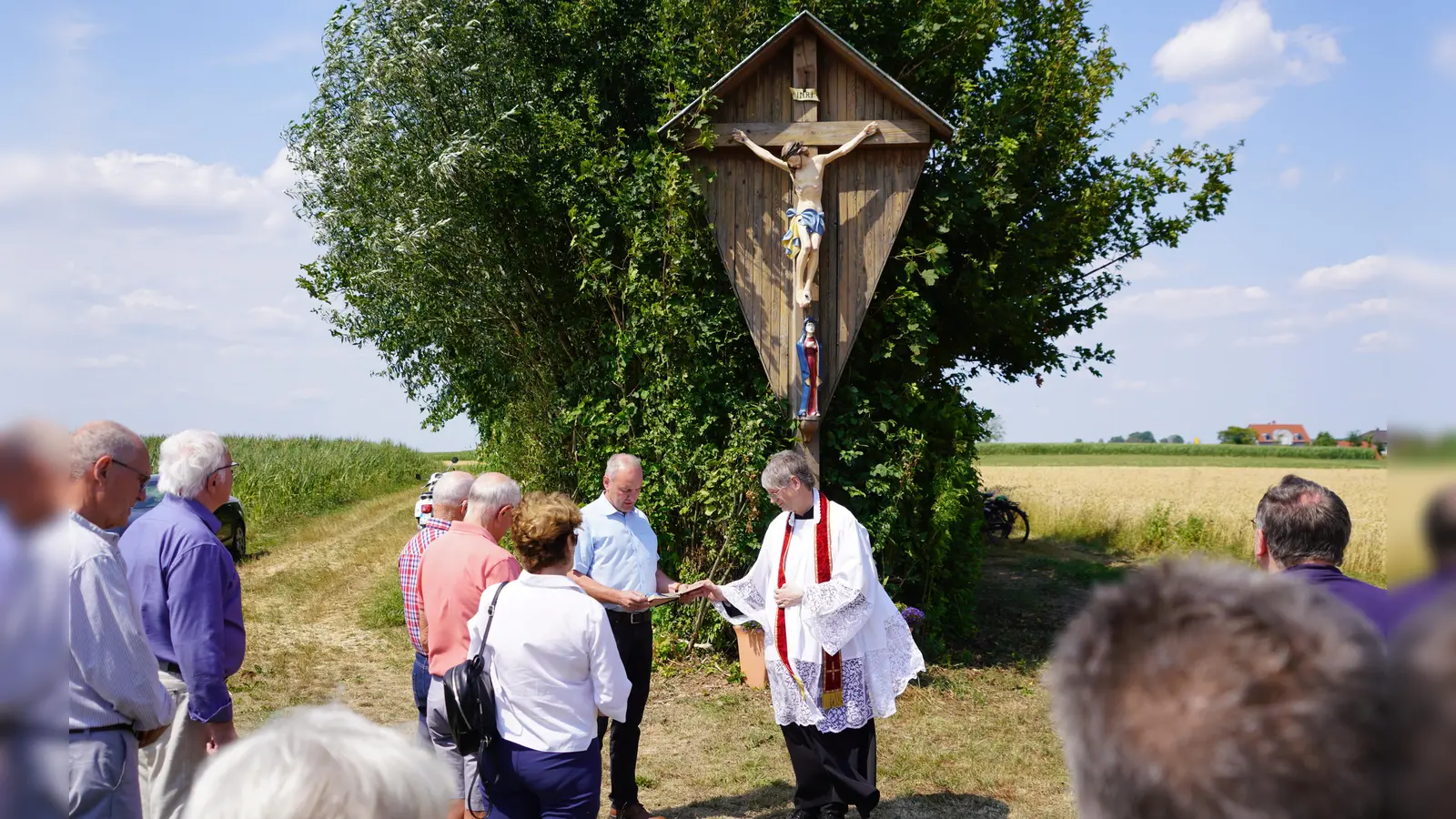 Pfarrer Norbert Götz segnet den Corpus Christi am Feldkreuz zum Irlhof. Bürgermeister Georg bocka spricht die Lesung. (Bild: Franz Völkl)