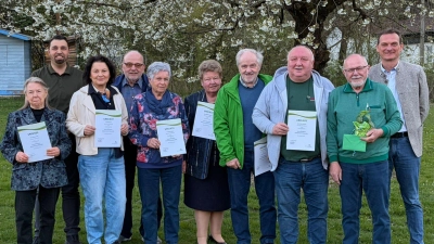 Mit Urkunden zeichnete Vorsitzender Manuel Gössl (2.v.links) langjährige Mitglieder aus. Gerätewart Klaus Leipold (2.von rechts) wurde verabschiedet. (Bild: Johanna Gössl)