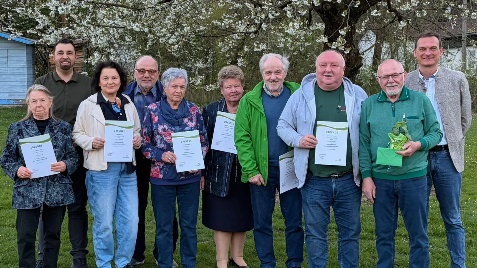 Mit Urkunden zeichnete Vorsitzender Manuel Gössl (2.v.links) langjährige Mitglieder aus. Gerätewart Klaus Leipold (2.von rechts) wurde verabschiedet. (Bild: Johanna Gössl)