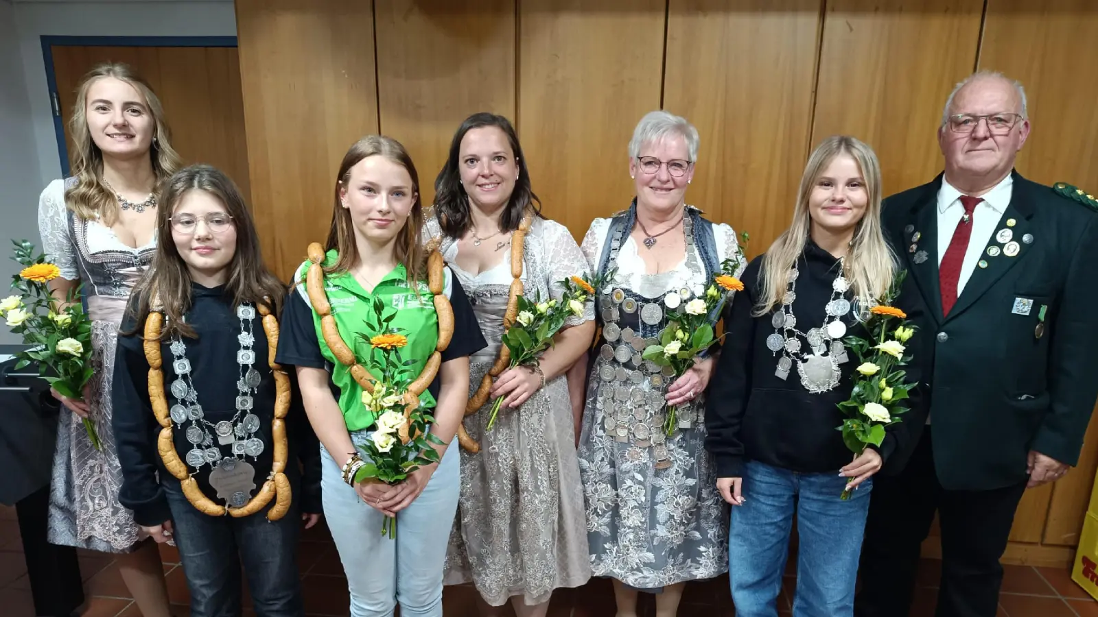 v.l. Schützen-Liesl Sarah Brunner, LP König Christoph Schröck in Vertretung Tochter Helena Schröck, Vorjahres Jugend Königing Emma Hößl, Vorjahres Schützenköniging Antonia Heindl, Neue Schützenkönigin Carola Hößl, Neue Jugend Königin Alina Hößl, Schützenmeister Stefan Kraus. (Bild: Günter Hößl)