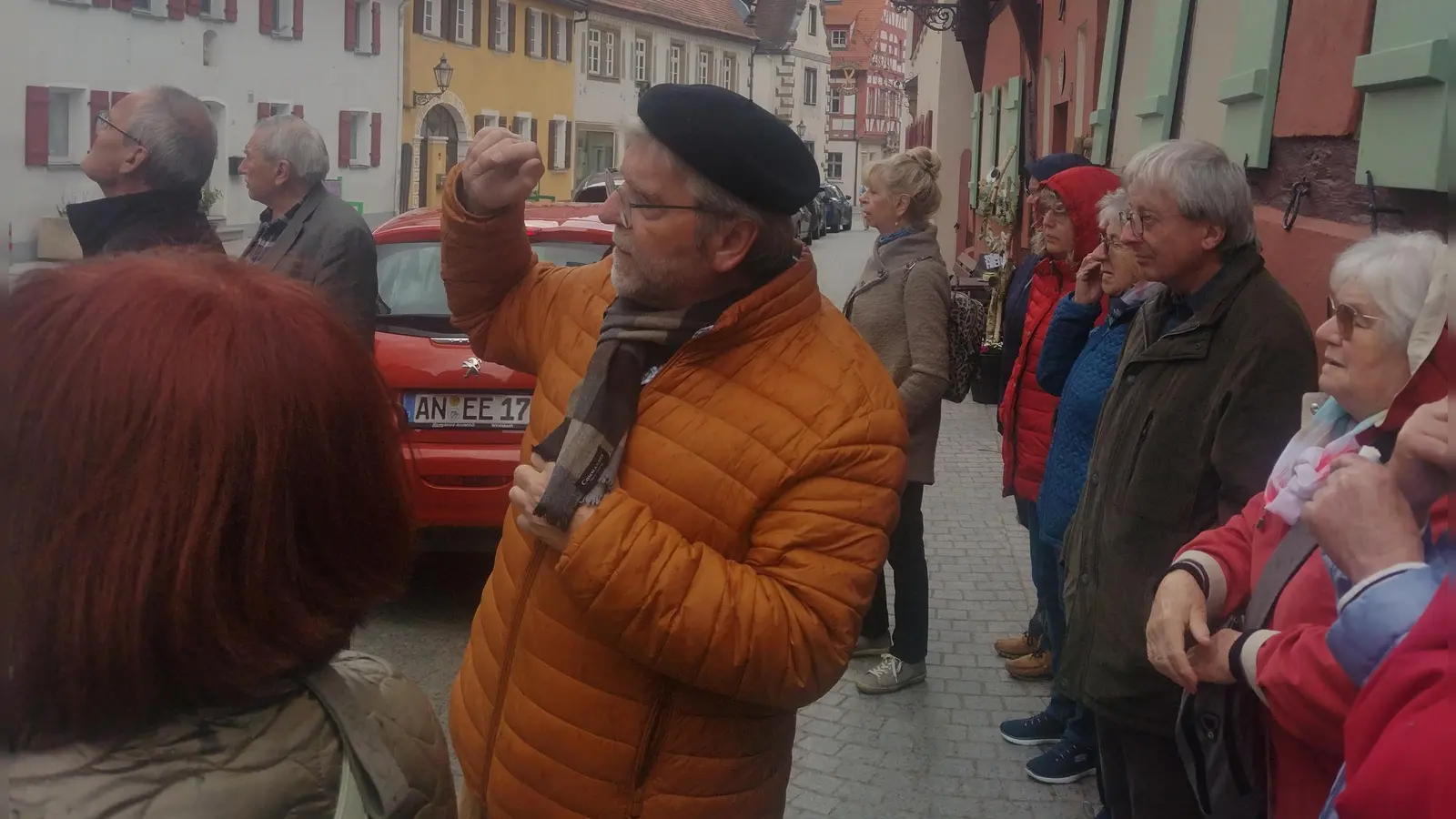 Stadtheimatpfleger Oskar Geidner führte die Reisegruppe des Heimatvereins durch die historische Altstadt von Wolframs- Eschenbach. (Bild: Gregor Forster)