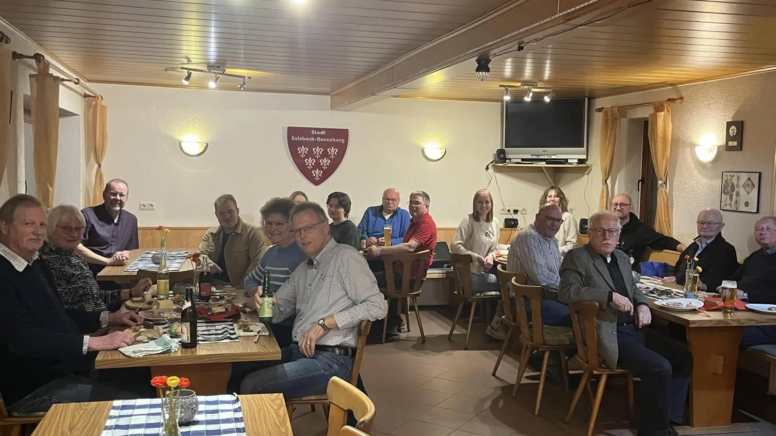 Die Bergknappen beim Schinkenessen, in Gesellschaft ihrer Helfer. (Bild: Armin Kraus)