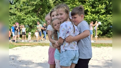 Gemeinsam schaffen wir es. Bierkastenspiele beim Ferienspaß des Landvolks am Waldthurner Badeweiher. (Bild: Franz Völkl)
