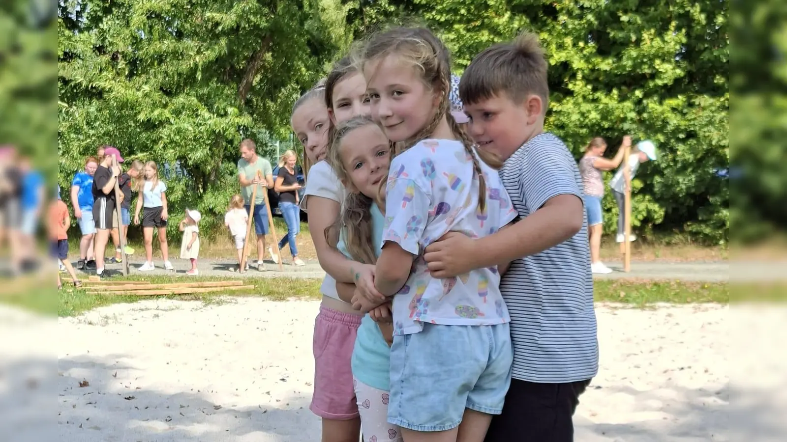 Gemeinsam schaffen wir es. Bierkastenspiele beim Ferienspaß des Landvolks am Waldthurner Badeweiher. (Bild: Franz Völkl)