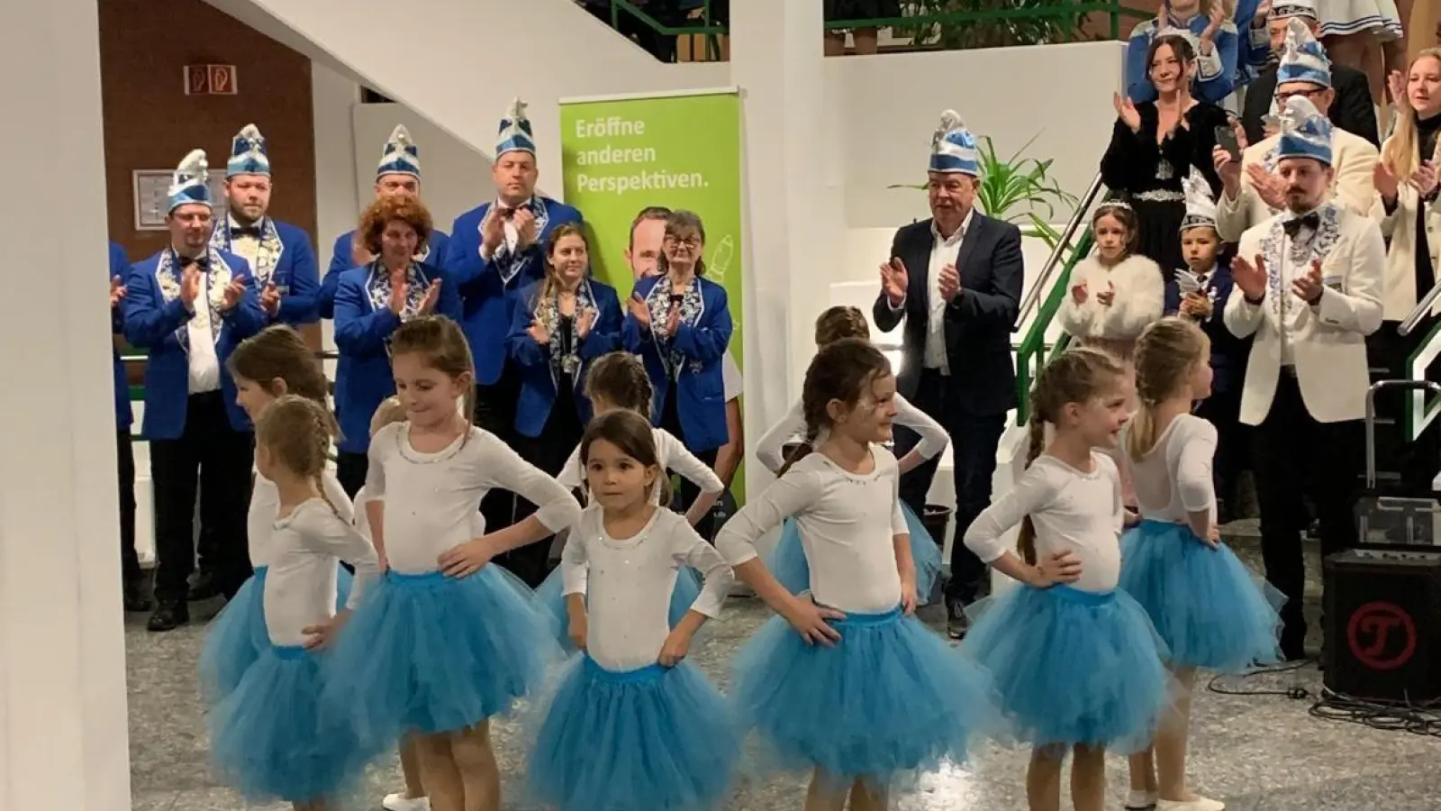 Die „Schneeköniginnen” der Bambini-Garde begeisterten mit ihrem Tanz (Bild: Gabriele Strehl)