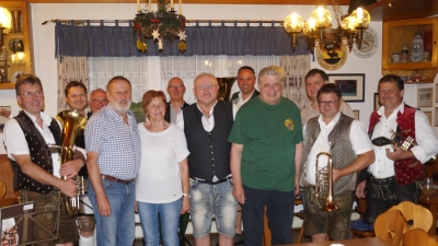 Die „Bayerisch Blech” spielten kräftig auf zum Ehrenabend für Schützenmeister Josef Appl, im Bild mit Ehefrau Christa, Schützenmeister Karl Eckert, Ehrenschützenmeister Adolf Praschl, sowie Sportleiter Michael Biller. (Bild: Hans Schlosser)