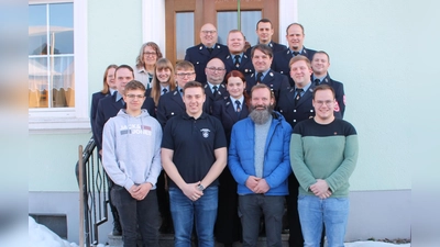 Zahlreiche Ehrungen und Beförderungen standen auf der Tagesordnung der Hauptversammlung der Feuerwehr Burkhardsreuth. Neu in die Wehr aufgenommen wurde Alexander Hey (links vorn), für 40 Jahre aktiven Dienst wurde Robert Schwemmer (ganz hinten links, mit Brille) geehrt. (Bild: Bernhard Piegsa)