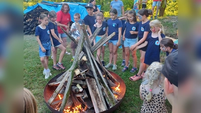 Die Kinder der Wasserwachtsjugend entzündeten am Bergl das Johannisfeuer, das heuer aus Brandschutzgründen kleiner ausfiel. (Bild: Heidi Kurz)