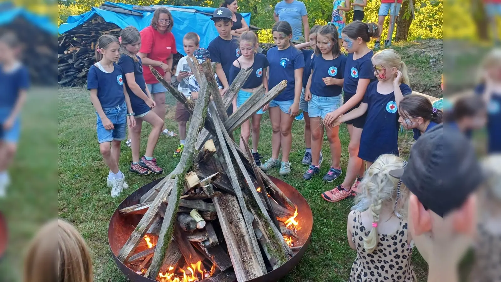 Die Kinder der Wasserwachtsjugend entzündeten am Bergl das Johannisfeuer, das heuer aus Brandschutzgründen kleiner ausfiel. (Bild: hdk)