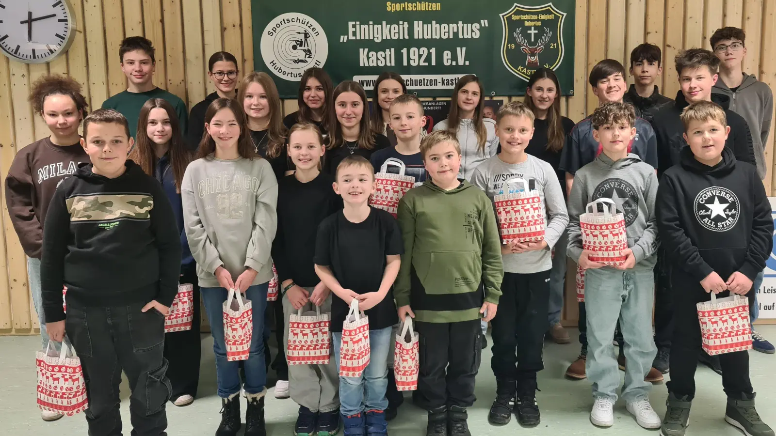 Mit Freude nahmen die Jungschützen die Nikolausgeschenke von der Jugendleitung entgegen. (Bild: Wolfgang Raps)