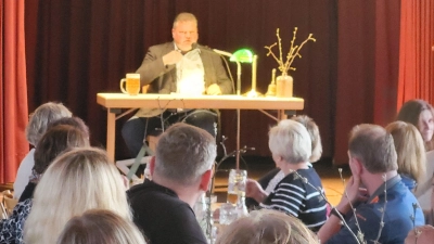 Selbst der spontane Wechsel vom tiefsten Oberpfälzer Dialekt direkt zur Berliner Schnauze war für Autor Fabian Borkner kein Problem. (Bild: Bettina Michl)