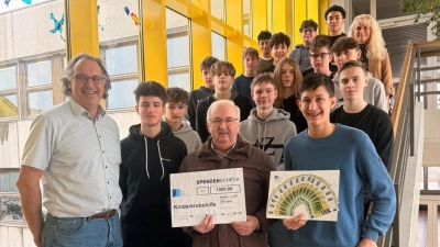 Stolz übergaben Schüler der Hans-Scholl-Realschule das Spendengeld an den Vorsitzenden der Kinderkrebshilfe. (Bild: Kerstin Zeus)