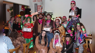 Foto 29: Die sportliche Gymnastikgruppe (rechts) kam auf Platz drei. In der Mitte eine Auswahl von den vielen Cowboys und Indianern und links die Sieger bei der Maskenprämierung. Eine Blumenwiese mit Grashüpfer Flip. (Bild: Nikolaus Scherr)