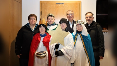 Die Ministranten der Pfarrei St. Josef überbringen als Sternsinger Gottes Segen im Rathaus. (Bild: Pressestelle Stadt Weiden/exb)