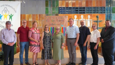 Foto v.l.n.r.: Martin Steinkirchner (Regionalvorstand der Johanniter in Ostbayern), Christoph König (Schulleitung des sonderpädagogischen Förderzentrums Nittenau), Diana Neidhardt (Rektorin der Grund- und Mittelschule), Sylvia Meyer (Sachgebietsleitung für Kindereinrichtungen der Johanniter in Ostbayern), Krisztina Kesztler (Einrichtungsleitung des Johanniter-Kinderhorts „Weltenbummler”), Benjamin Boml (Bürgermeister), Holger Kruschina (Stadtpfarrer katholisch), Joachim Höring (Stadtpfarrer evangelisch), Tobias Karl (Regionalvorstand der Johanniter in Ostbayern) (Bild: Tamara Deml-Glöckner)