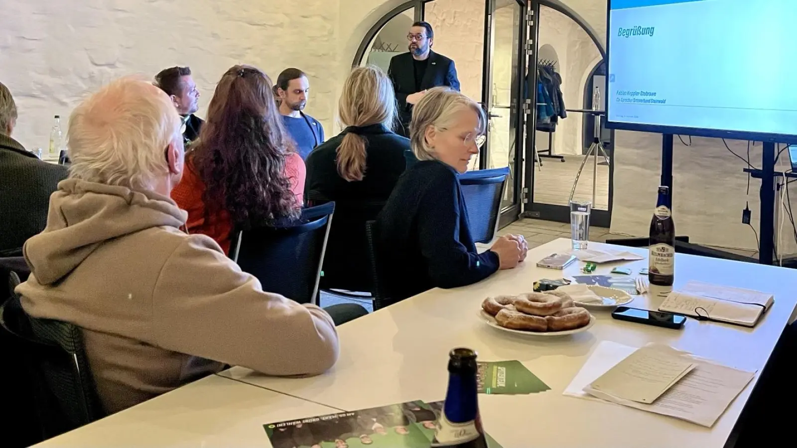 Rund 30 Gaste waren der Einladung zu Politik und brotzeit ins Bürgerhaus Erbendorf gefolgt. Ortssprecher Fabian Keppler-Stobrawe (stehend im Hintergrund) führte in den Abend ein. (Bild: Dieter Schmid)