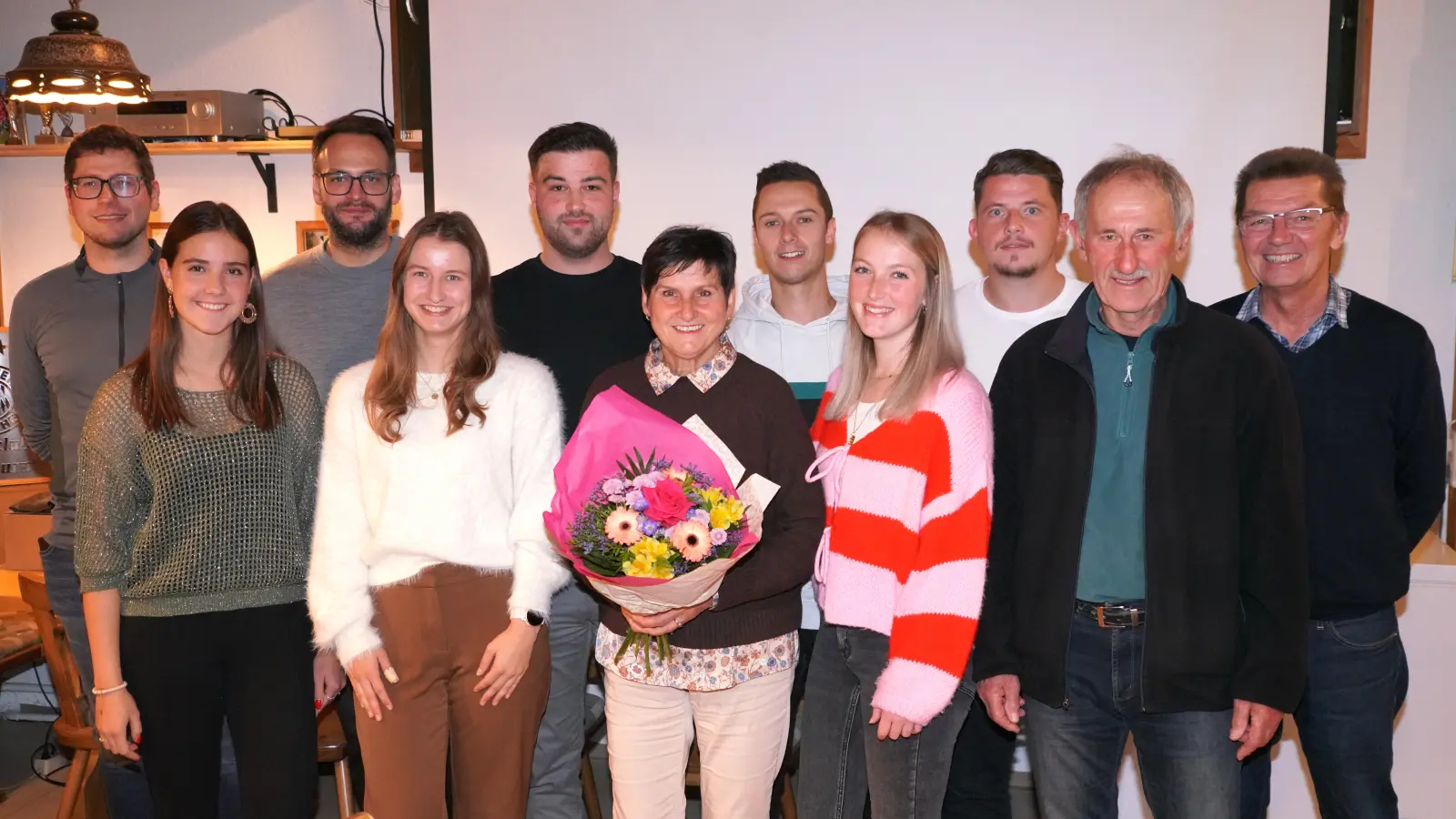 Die neue Vorstandschaft des TC Waldthurn. Im Bild von links: Stellv. Vorsitzender Dominik Klos, Marlene Greiner, Schriftführer Florian Grünauer, Theresa Bojer, Vorsitzender Julian Bauer, Kassenführerin Maria Golla, Bastian Bäumler, Luisa Pflaum, Daniel Strunz, Manfred Holbaum und stellv. Vorsitzender Wolfgang Golla. Nicht im Bild Alisa Stark. (Bild: Franz Völkl)
