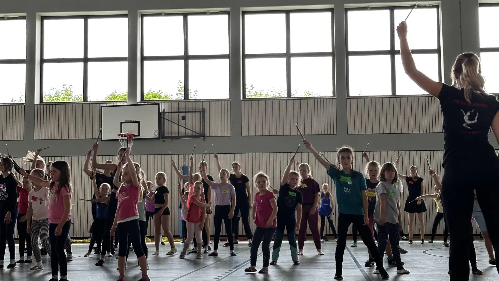 Die kleinen Zauberlehrlinge beim Einstudieren der Choreographie (Bild: Ann-Katrin Klarner)