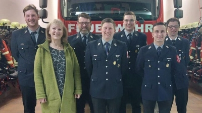 von links: 1.Kommandant Michael Melzer, Bgm. Brigitte Bachmann, 2.Vorstand Pascal Fellner, 2.Kommandant Björn Schötz, 1 Vorstand Dominik Feigl, Kassier Jürgen Schötz und Kreisbrandinspektor Norbert Sperber  (Bild: Hans Siess)