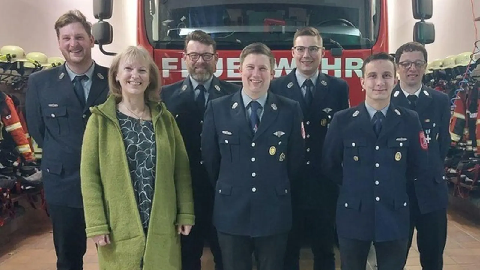 von links: 1.Kommandant Michael Melzer, Bgm. Brigitte Bachmann, 2.Vorstand Pascal Fellner, 2.Kommandant Björn Schötz, 1 Vorstand Dominik Feigl, Kassier Jürgen Schötz und Kreisbrandinspektor Norbert Sperber  (Bild: Hans Siess)