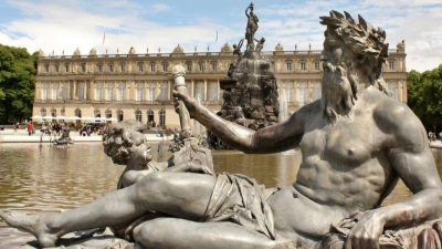 Die Führung durch das Areal des Schloss Herrenchiemsee offenbarte die Verehrung des Sonnenkönigs.  (Bild: Franz Wagner)