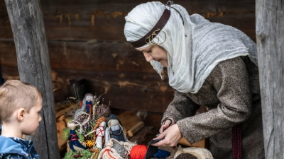 Kinder beim Basteln von Strohpuppen im Geschichtspark Bärnau-Tachov. (Bild: Susanne Sümer)