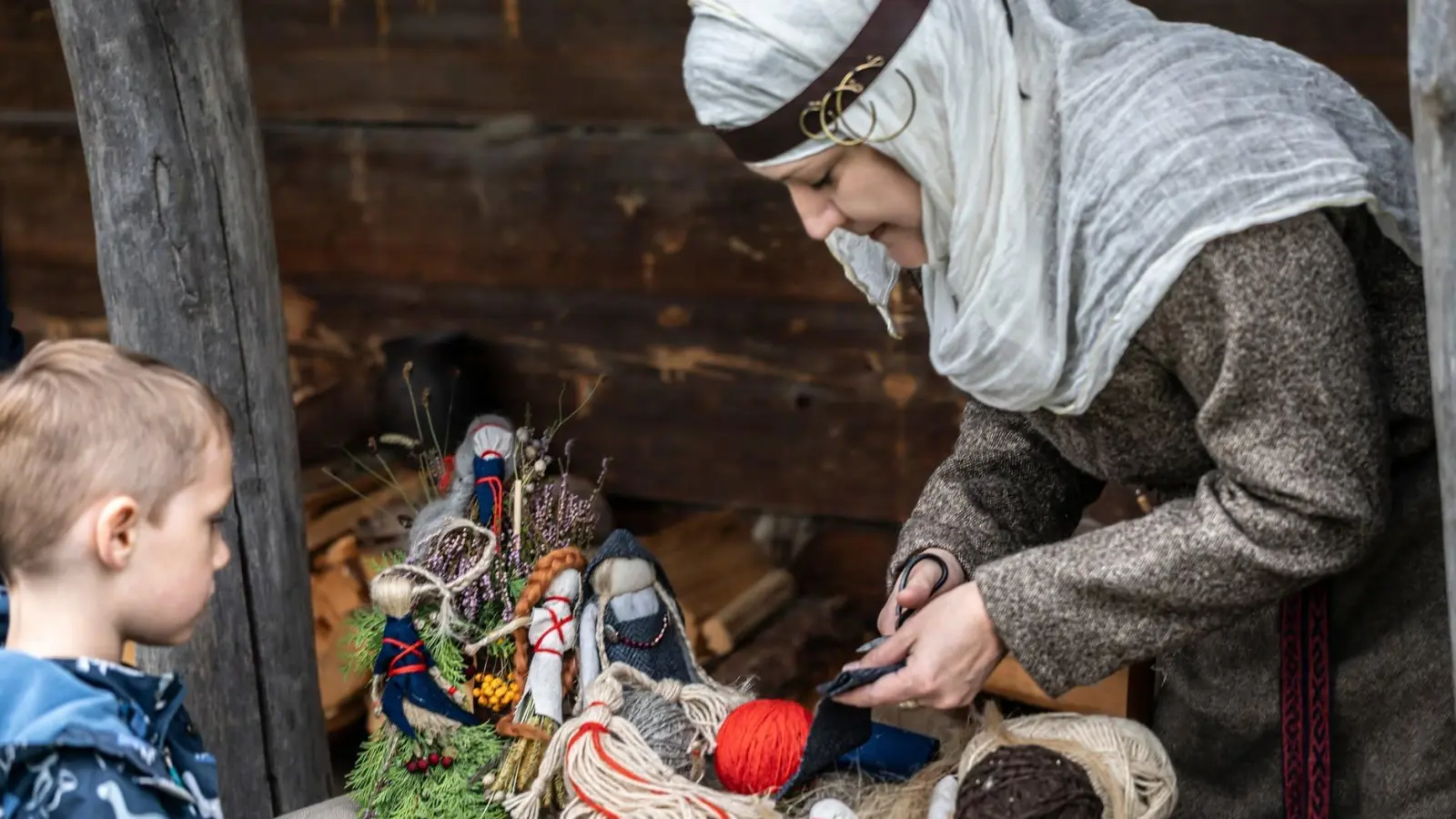 Strohpuppen basteln beim Kinderfest im Geschichtspark Bärnau-Tachov. (Bild: Susan Sümer)