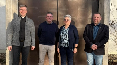 Im Bild von rechts Pfarrer Thomas Kopp, 1. Vorsitzender Wolfgang Seegerer, Kassiererin Angela Protschky, 2.Vorsitzender Gerald Schultes, nicht im Bild Schriftführer Michael Stöckl und Kassenprüferin Rita König (Bild: Pfr. Thomas Kopp)
