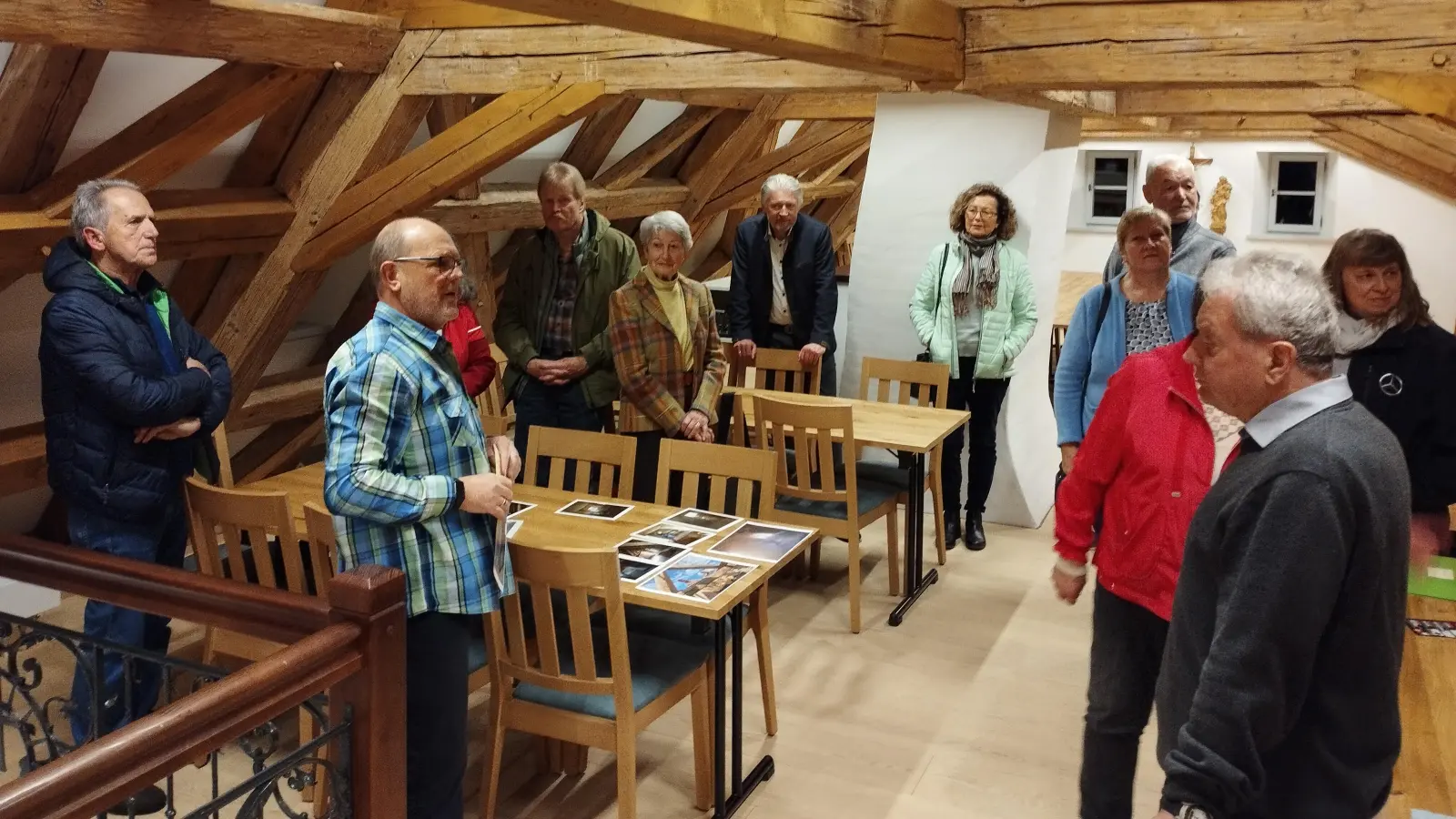 Der InitiAKTIVKreis Tirschenreuth e.V. bei der Besichtigung des Kooperatorenhauses. (Bild: Florian Preisinger)