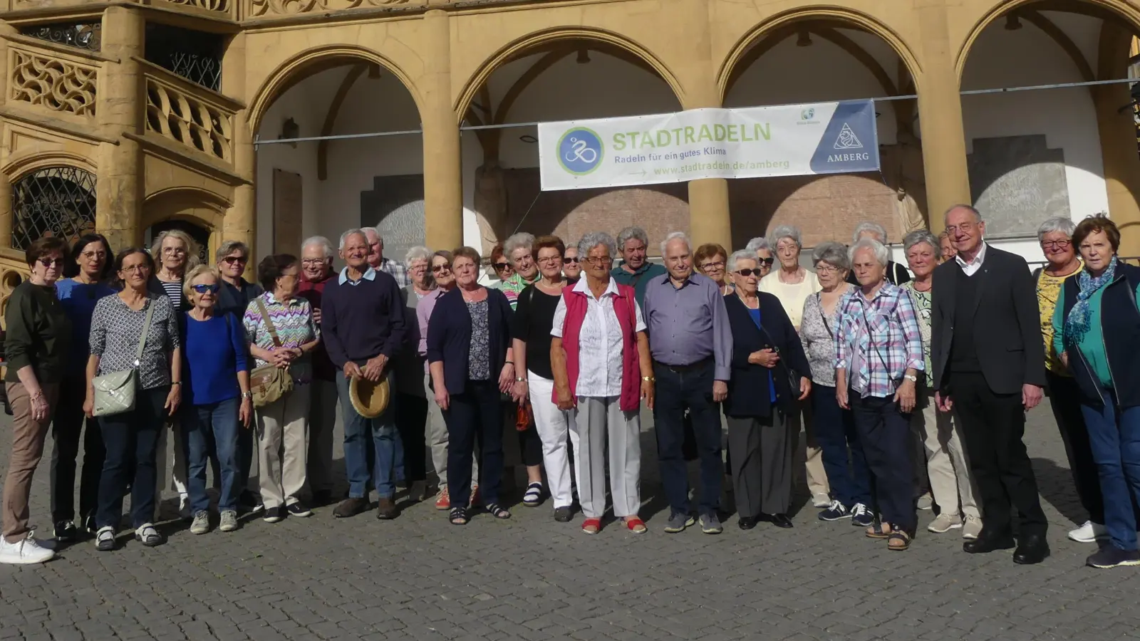 Auch das gotische Rathaus beeindruckte beim Gang durch Ambergs Altstadt mit Ruhestandspfarrer Ludwig Gradl (3. v.re.). (Bild: Walther Hermann)