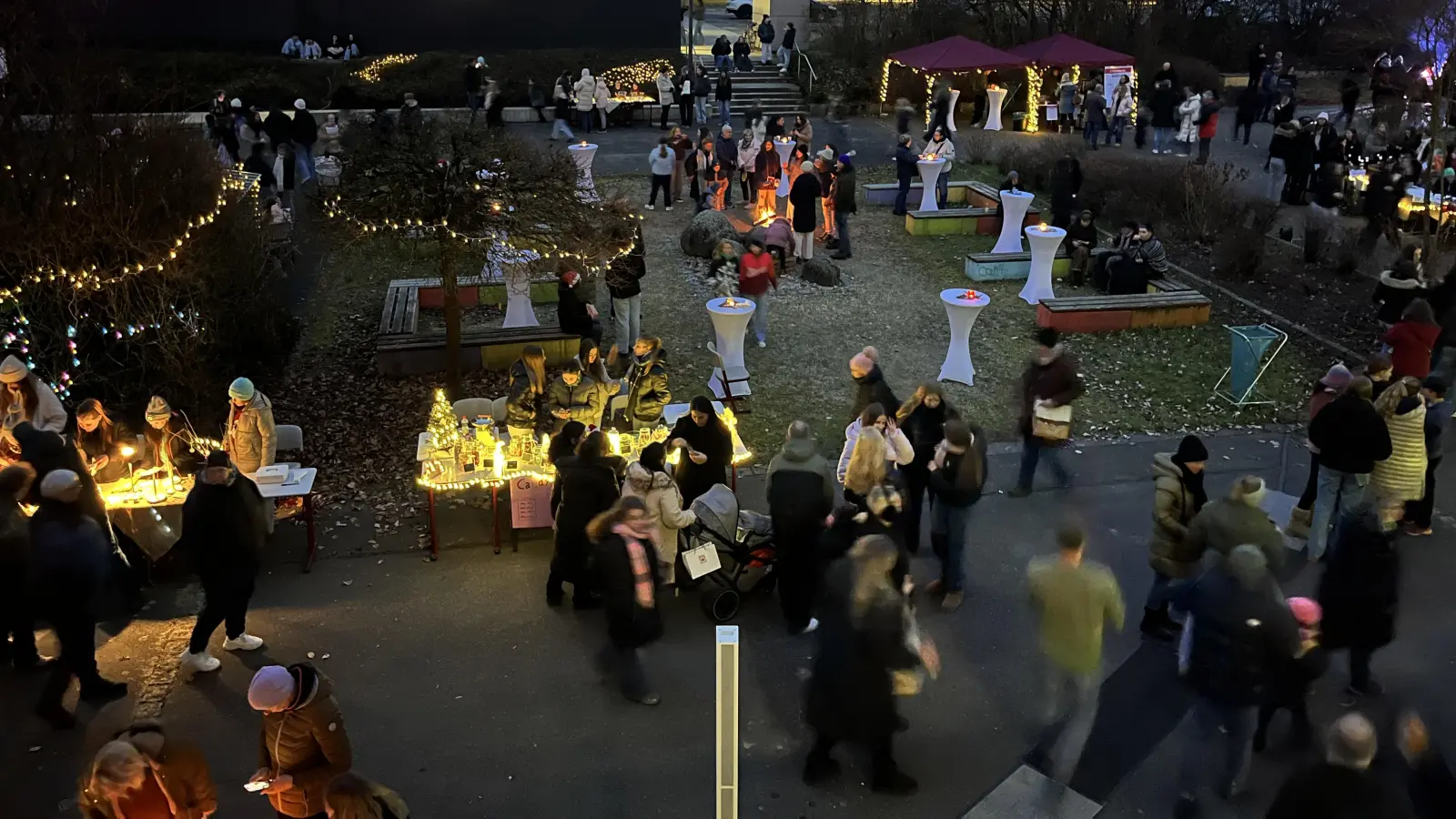 Adventszauber im Pausenhof der Sophie-Scholl-Realschule. (Bild: Monika Blendl)