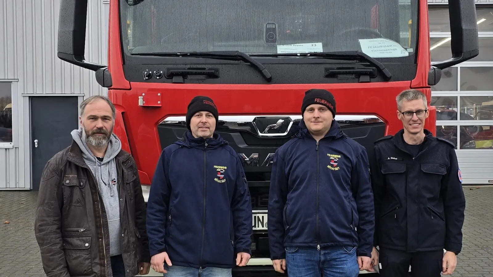 V.l.n.r.: Gerald Bauer (Bürgermeister Gemeinde Höchstädt i. Fichtelgebirge), Michael Hermer (Freiwillige Feuerwehr Höchstädt i. Fichtelgebirge), Alexander Peter (Kommandant Freiwillige Feuerwehr Höchstädt i. Fichtelgebirge), Alexander Nelkel (Stabsstelle Zivil- und Katastrophenschutz Landratsamt Wunsiedel i. Fichtelgebirge). <br> (Bild: Anke Fähnrich)