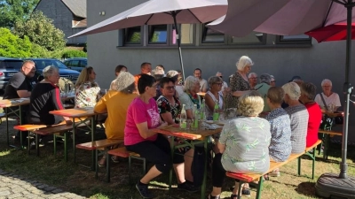Die Gäste genossen die entspannte Stimmung beim Grillabend (Bild: Johanna Fischer)
