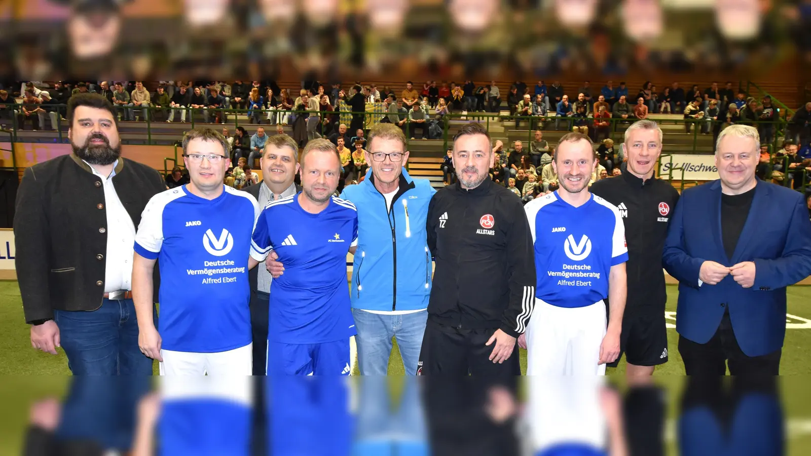 Bei der Eröffnung des Hallenmasters: (von links) Bürgermeister Stefan Frank (Su-Ro), Holger Kellner (stellvertretender Vorsitzen der SVI), Bürgermeister Dieter Dehling (Illschwang), Bernd Heinisch (Organisator von Spielen des FC Sternstunden in der Oberpfalz), Andreas Reindl (Vorstandsmitglied der VR Bank Amberg-Sulzbach, Thomas Ziemer (Teamchef Traditionsmannschaft FC Nürnberg), Marin Luber (1.Vorsitzender SVI), Marek Mintal (Spieler Traditionsmannschaft FC Nürnberg) und Landrat Richard Reisinger (Bild: no)