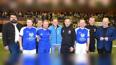 Bei der Eröffnung des Hallenmasters: (von links) Bürgermeister Stefan Frank (Su-Ro), Holger Kellner (stellvertretender Vorsitzen der SVI), Bürgermeister Dieter Dehling (Illschwang), Bernd Heinisch (Organisator von Spielen des FC Sternstunden in der Oberpfalz), Andreas Reindl (Vorstandsmitglied der VR Bank Amberg-Sulzbach, Thomas Ziemer (Teamchef Traditionsmannschaft FC Nürnberg), Marin Luber (1.Vorsitzender SVI), Marek Mintal (Spieler Traditionsmannschaft FC Nürnberg) und Landrat Richard Reisinger (Bild: no)