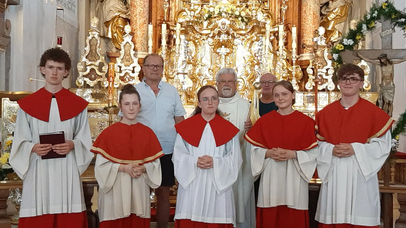 Auf dem Bild sind die Luher Ministranten mit Pilgerleiter Peter Hentschel, Pfarrer Arnold Pirner mit dem Pilgerstab und Pilgerleiter Dietmar Wagner vor dem Altar von Mariahilf zu sehen. (Bild: Rita Gleißner)