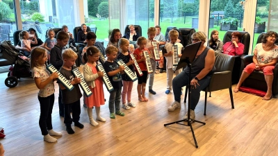 Melodika Gruppe in der Tagespflege (Bild: Melanie Reber)