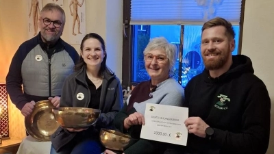 Mit 1000 Euro unterstützt der Verein Bonsai Patientinnen und Patienten die eine Klangschalentherapie benötigen. Julian Bäumler(rechts) überreichte mit weiteren Vorstandsmitgliedern die Spende an Susanna Eckl(2.von rechts). (Bild: Isa Will)