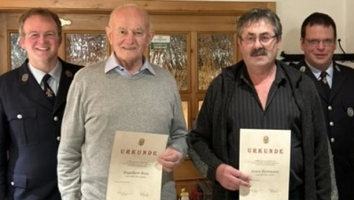 Ehrungen bei der Feuerwehr Gumpen: Im Bild von links Zweiter Kommandant Christian Käs, Engelbert Weis, Anton Richtmann, Zweiter Vorsitzender Stefan Mayerhöfer. (Bild: Stephanie Härtl/exb)