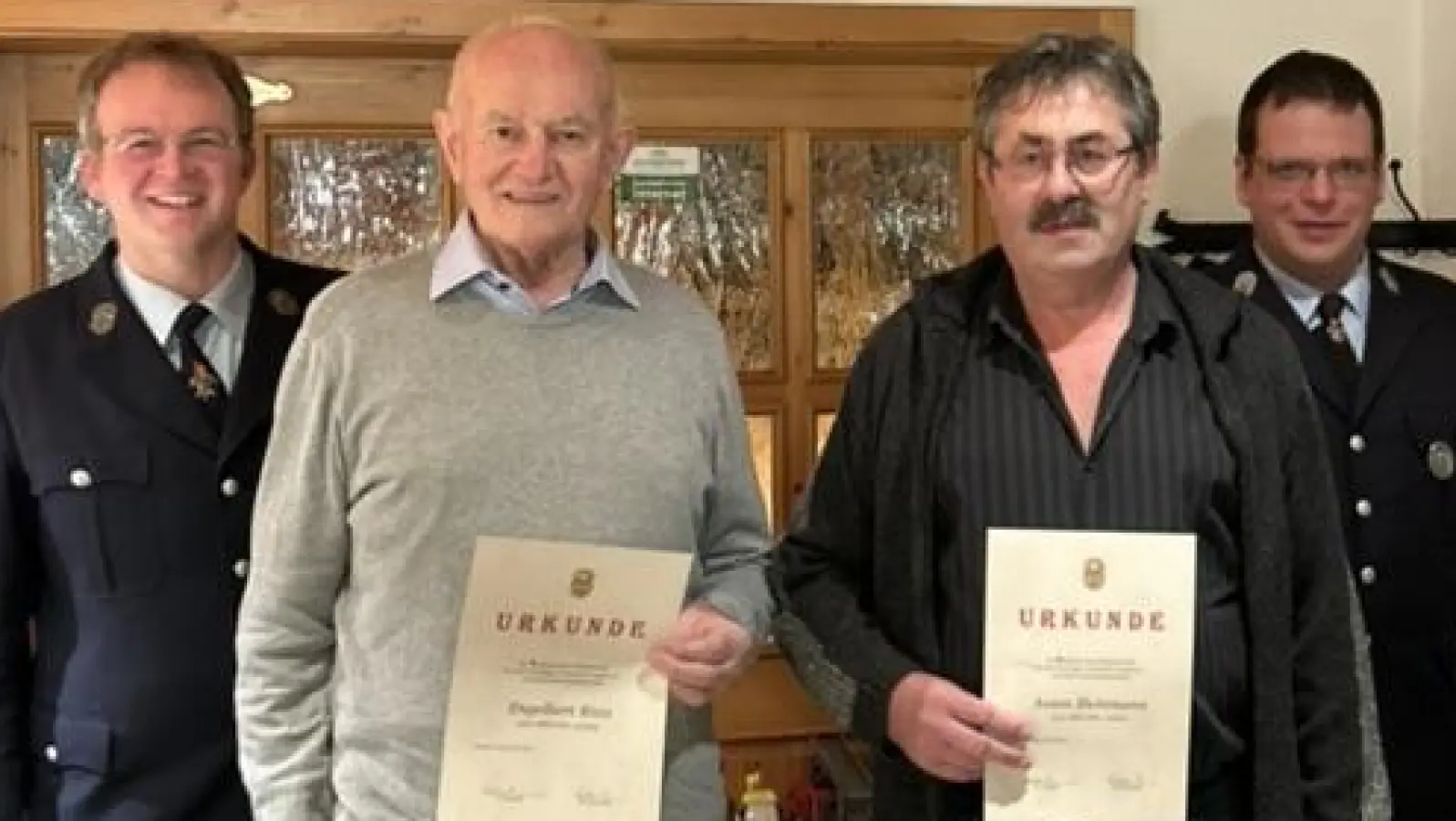 Ehrungen bei der Feuerwehr Gumpen: Im Bild von links Zweiter Kommandant Christian Käs, Engelbert Weis, Anton Richtmann, Zweiter Vorsitzender Stefan Mayerhöfer. (Bild: Stephanie Härtl/exb)