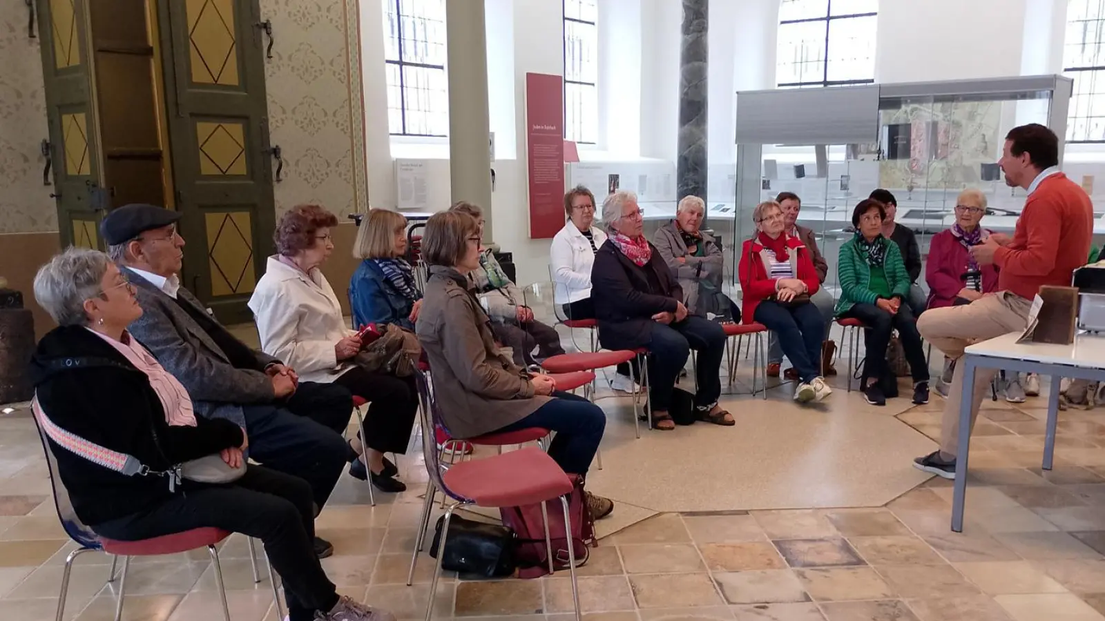 Referent Dr. Markus Lommer (rechts, sitzend) und die Teilnehmerinnen des KDFB St. Georg-St. Martin in der Synagoge von Sulzbach-Rosenberg (Bild: Renate Sekura)