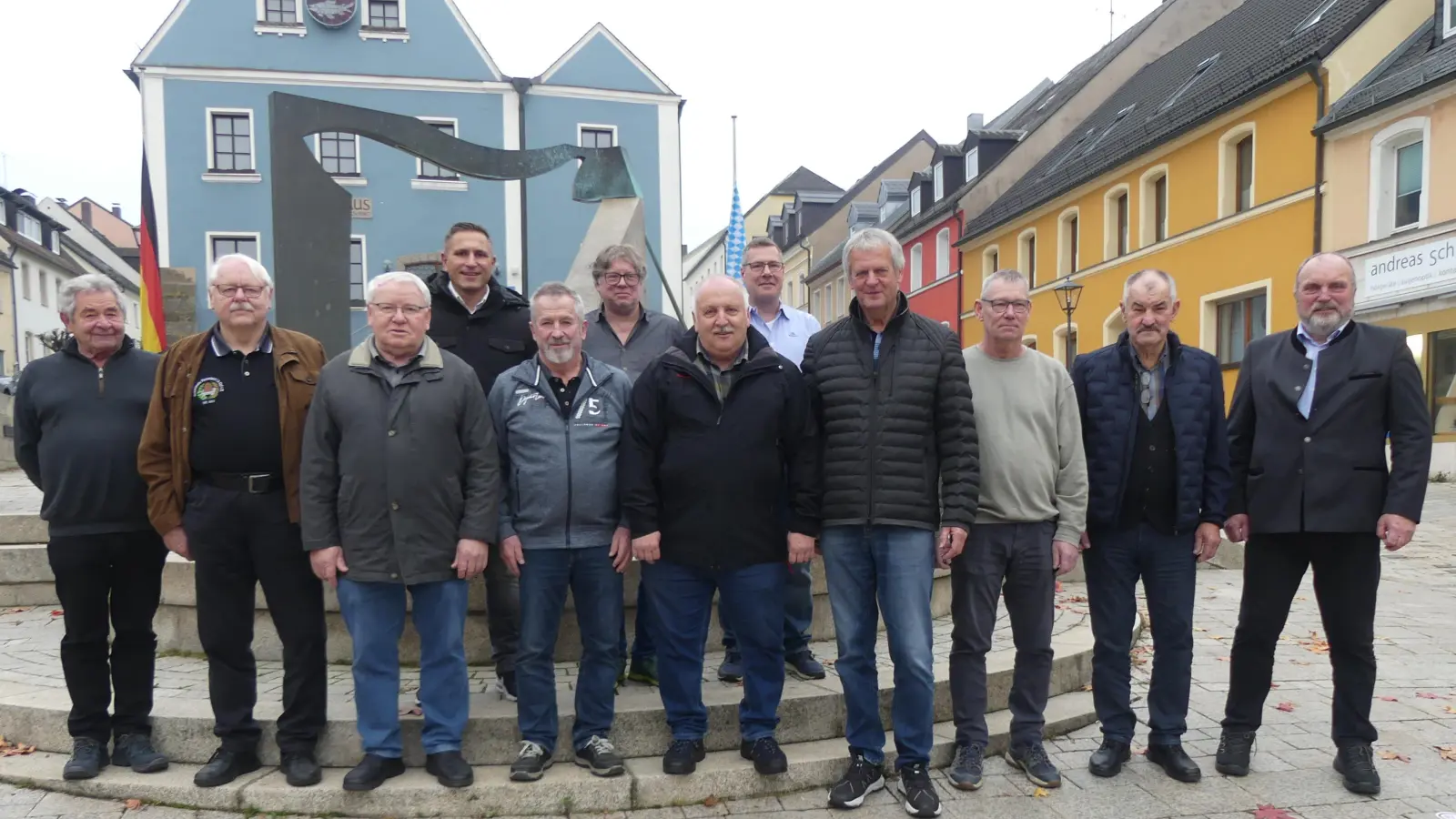 Bürgermeister und Stadtverbandsvorsitzende (oben) gratulierten (von links) Hermann Förster, Josef Bauer, Robert Held, Alfred Hey, Manfred Bauriedl, Hermann Regler, Peter Neukam, Heinz Jantschik und Reinhold Dietl zu den erhaltenen Ehrungen und Auszeichnungen.  (Bild: Walther Hermann)