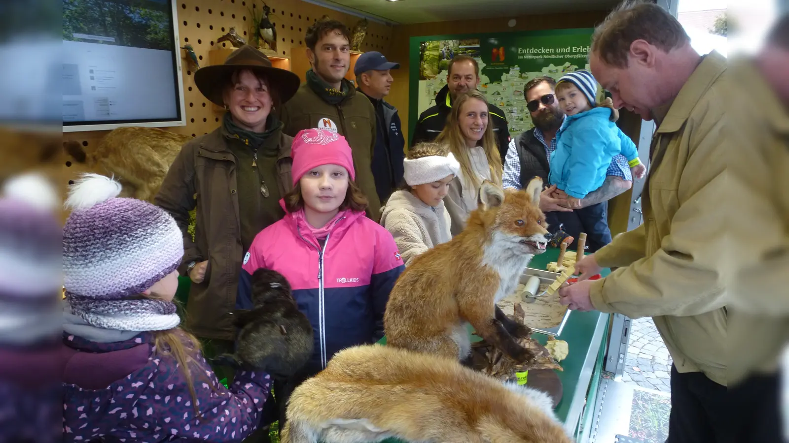 Viel Spaß hatten die Kinder beim Stempeln heimischer Wildtiere im kinetischen Sand des von den Rangern betreuten Naturparkmobil. (Bild: Siegfried Bock)
