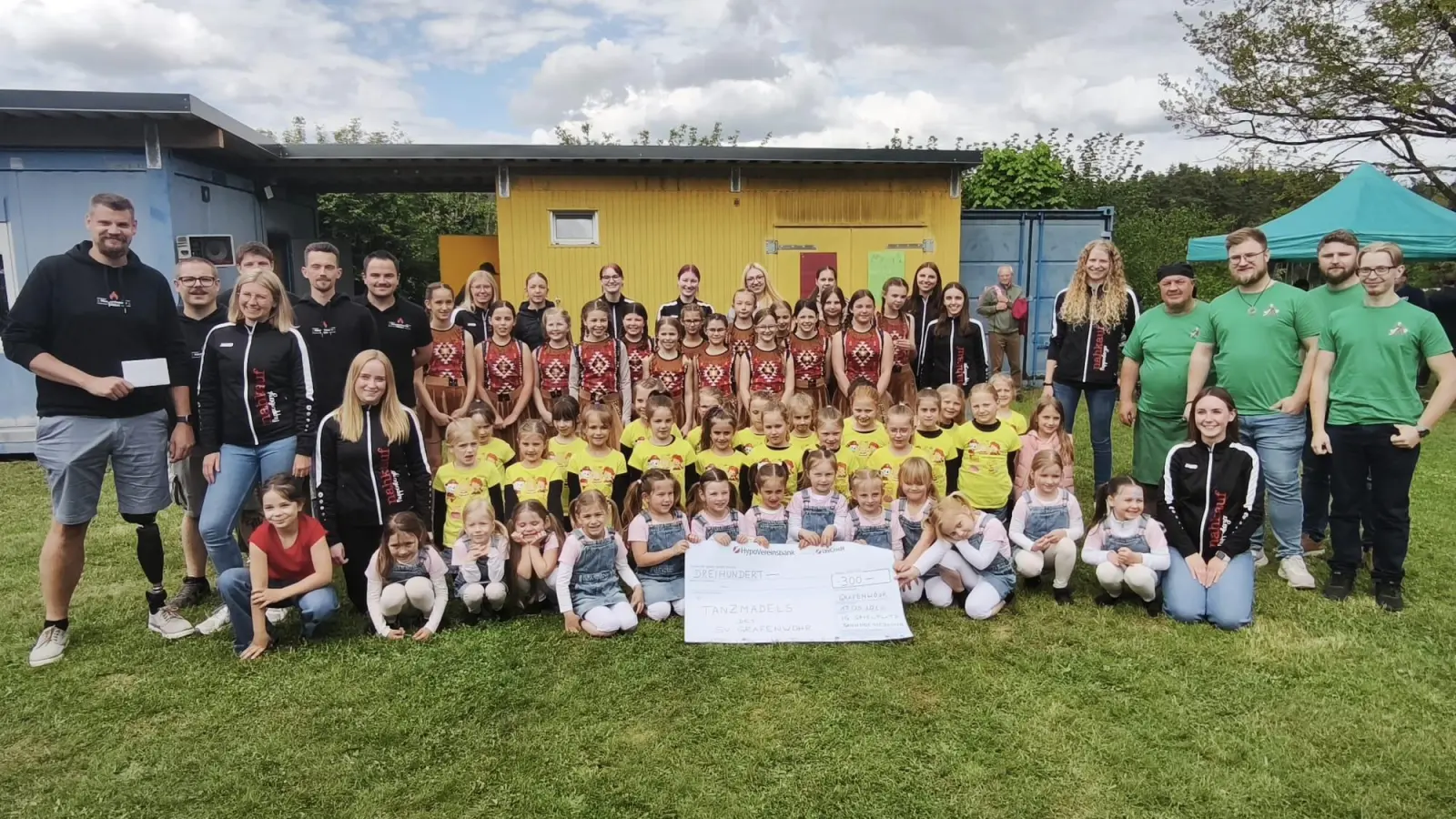 Die Tanzgruppen der SV Grafenwöhr mit ihren Unterstützern, den Räucherfreunden Hütten (links) und der IG Spielplatz Bahnhofsiedlung (rechts) (Bild: Tobias Wolf)