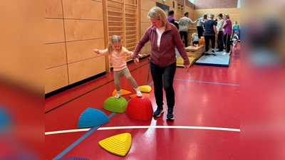 Riesenspaß beim Oma/Opa - Enkel Turnen in der Riedener Turnhalle (Bild: Matthias Becker)