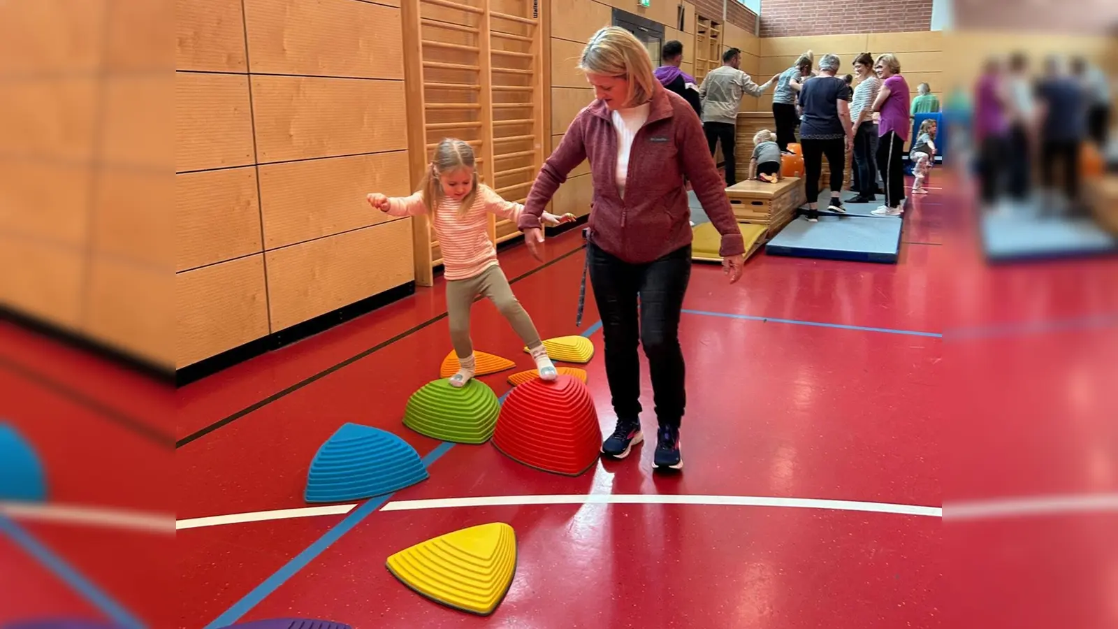 Riesenspaß beim Oma/Opa - Enkel Turnen in der Riedener Turnhalle (Bild: Matthias Becker)