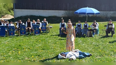 Vorne der „Winter” (Fritz Roppelt) und der „Sommer” (Thea Winter), im Hintergrund die Birgländer Musikanten, die Birgländer Moila und Mundartsprecher Hans Pirner beim Winteraustreiben des HV Birgland. (Bild: Gerda Donhauser)