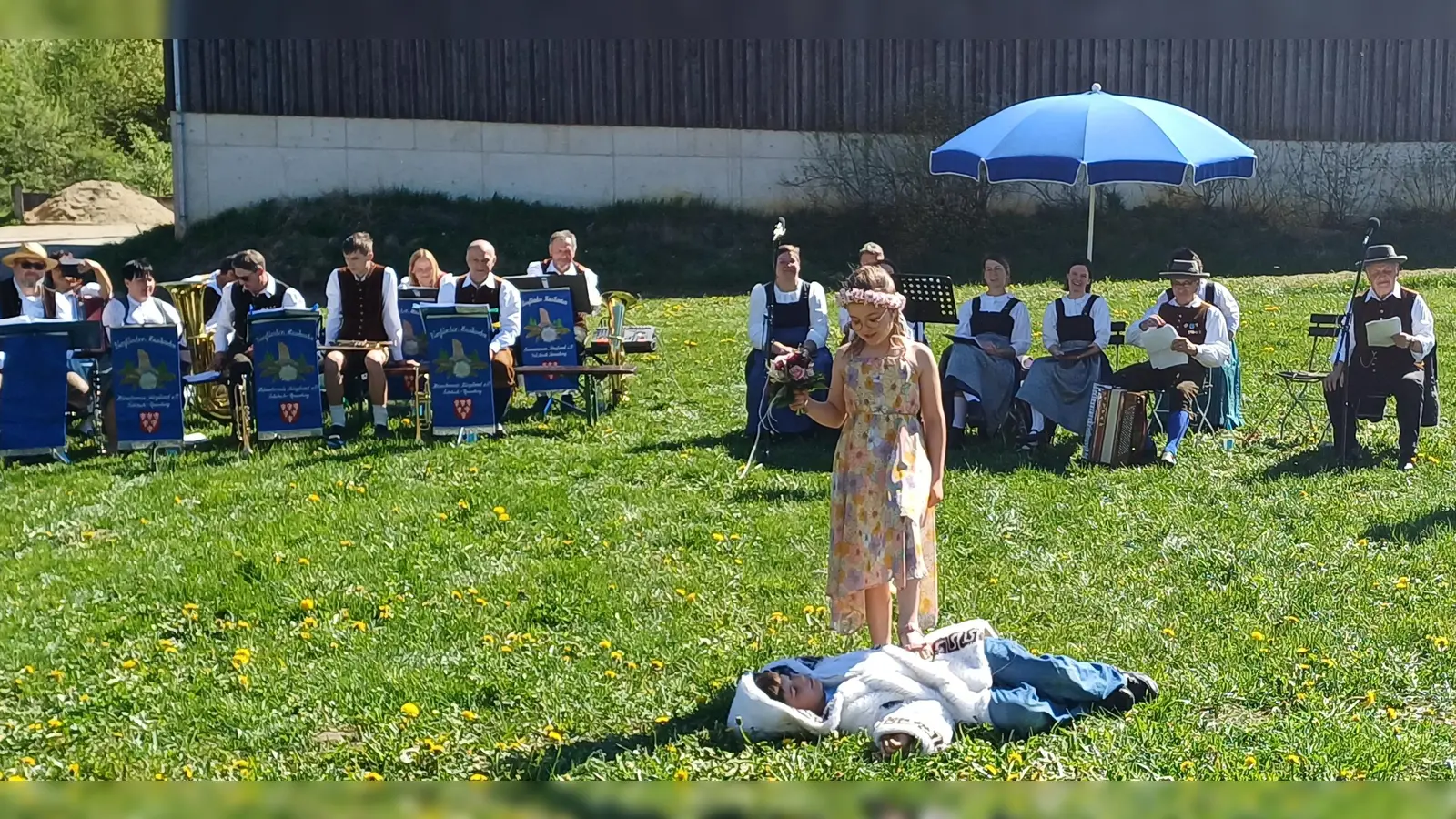 Vorne der „Winter” (Fritz Roppelt) und der „Sommer” (Thea Winter), im Hintergrund die Birgländer Musikanten, die Birgländer Moila und Mundartsprecher Hans Pirner beim Winteraustreiben des HV Birgland. (Bild: Gerda Donhauser)