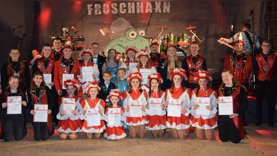 Gardeleistungsabzeichen, Leistungsspangen und LVO-Ehrenorden überreichte die Gardebetreuerin des Landesverbandes Ostbayern Stella Welnhofer (hi. 2.v.rechts) an Gardemitglieder und Elferräte/innen beim Komiteeball in Schmidmühlen zusammen mit Präsident Fabian Simon hi. 3.v.rechts). (Bild: Paul Böhm)